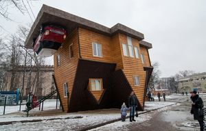Una casa del revés se convierte en atracción turística en Moscú