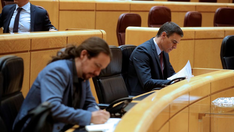 Foto: El presidente del Gobierno, Pedro Sánchez (d), y el vicepresidente segundo, Pablo Iglesias (i), durante una sesión de control en el Senado. (EFE)