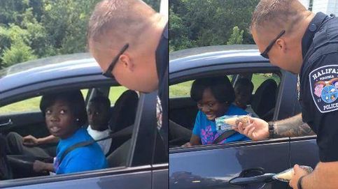 La 'multa' más dulce del mundo: la broma que un policía de Estados Unidos gastó a una conductora
