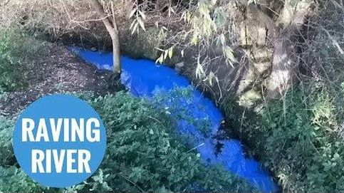El misterio del río que se pone de color azul eléctrico