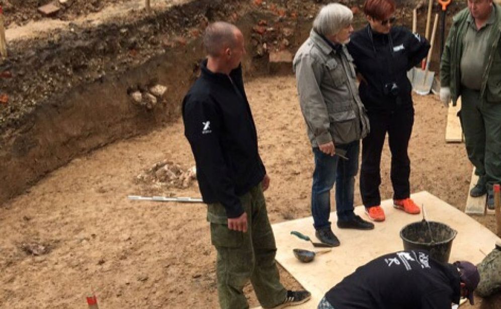 Foto: El equipo de arqueólogos, trabajando en el lugar donde fue enterrado Gudin. (Reuters)