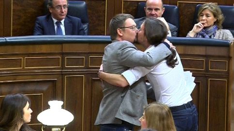 El beso entre Pablo Iglesias y Xavier Domènech y otras imágenes de la investidura