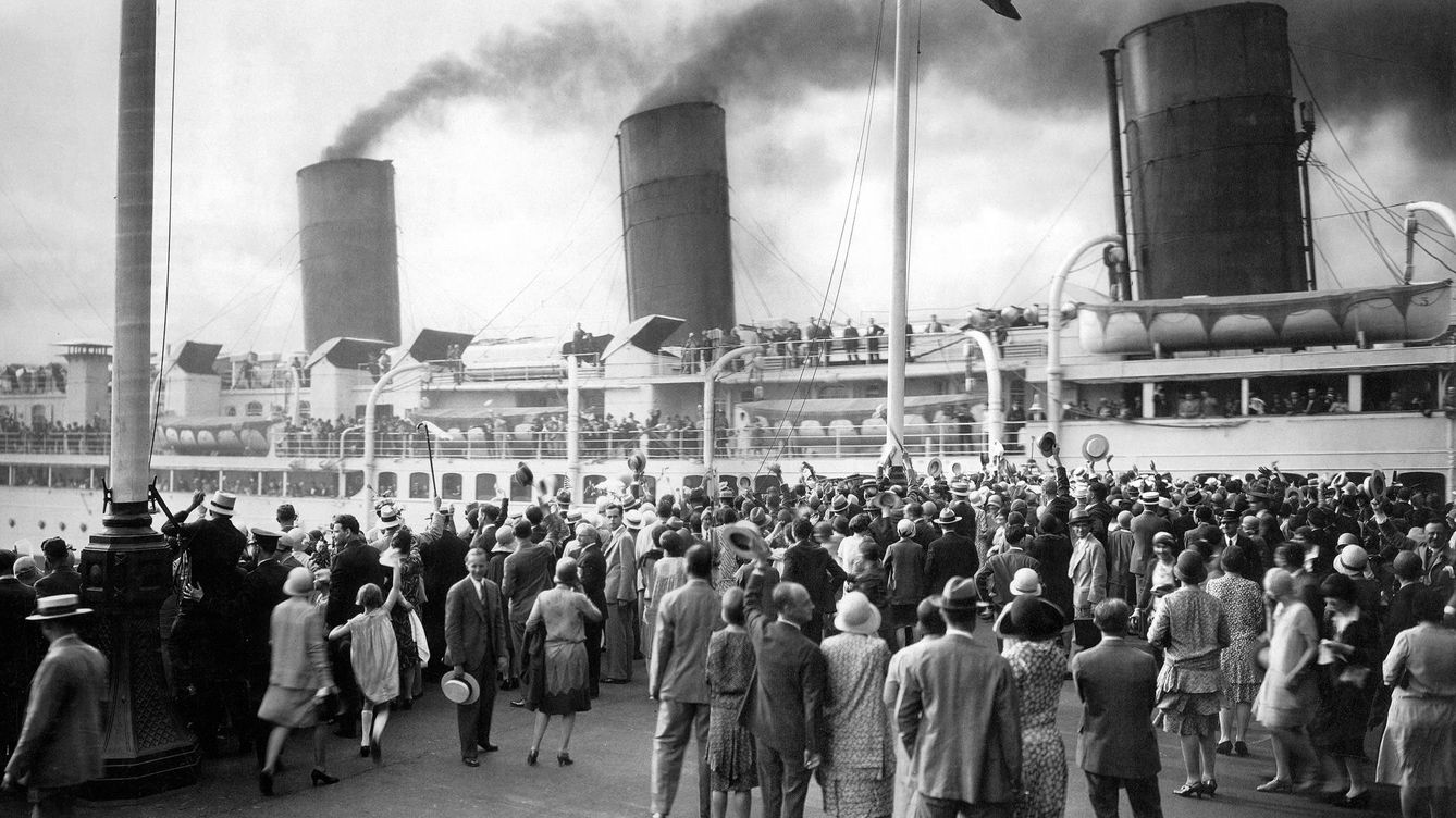 Foto: 1912, El Havre. La multitud despide al transatlántico France, que zarpa hacia Nueva York. (Fotografía extraída del libro 'Transatlánticos de leyenda')