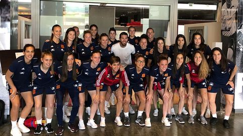 Visita sorpresa de Sergio Ramos a la concentración de la selección femenina
