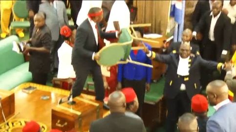 Lanzamiento de sillas y micrófonos en el Parlamento de Uganda