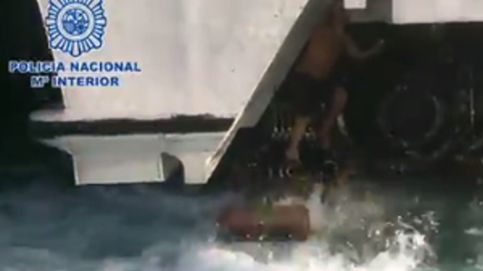 Trata de entrar a España escondido entre las hélices de un ferry