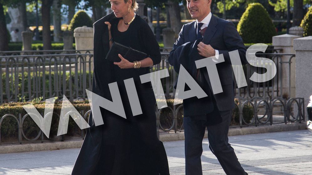 Foto: Rafael del Pino y la italiana Jacaranda Caracciolo, a su llegada al Teatro Real. (José Martín)