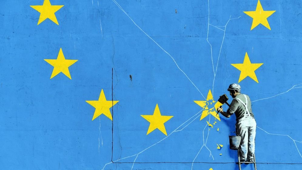 Foto: Mural del artista británico Banksy en Dover que muestra un operario que retira una de las estrellas de la bandera de la Unión Europea. (EFE)