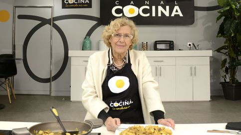 Manuela Carmena deslumbra con su 'pollo al curry' en Canal Cocina