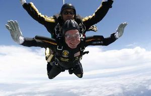 George Bush salta en paracaídas por sus 90 años