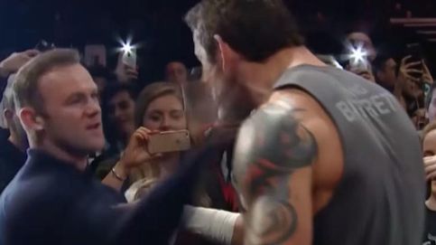 El bofetón de Wayne Rooney a un boxeador de la WWE