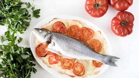 Vídeo-receta saludable: lubina al horno con patatas y tomate