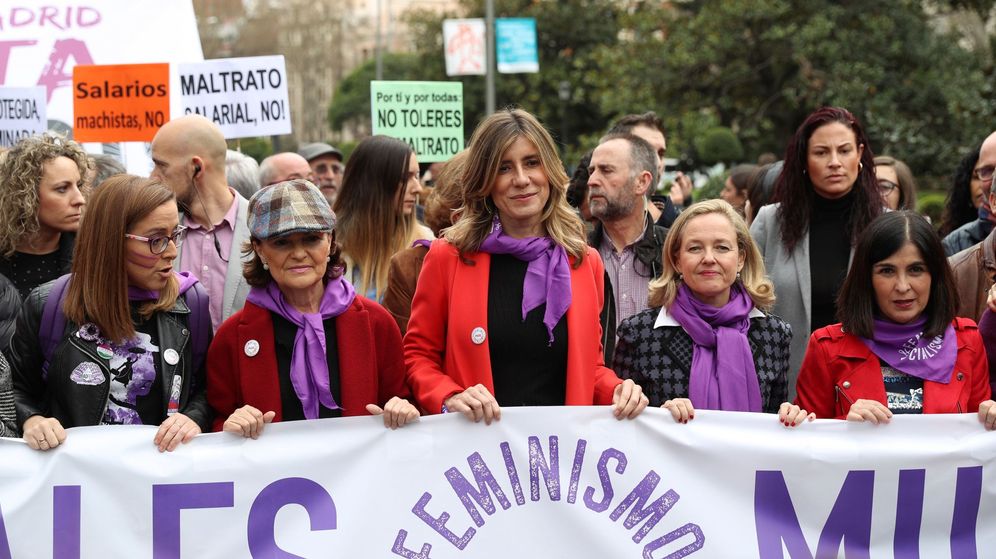 Foto: Manifestación del 8-M en Madrid: Begoña Gómez (c), esposa del presidente de España, Pedro Sánchez, junto a la vicepresidenta primera del Gobierno, Carmen Calvo (2i), la vicepresenta de Asuntos Económicos, Nadia Calviño (2d), y la ministra de Polí