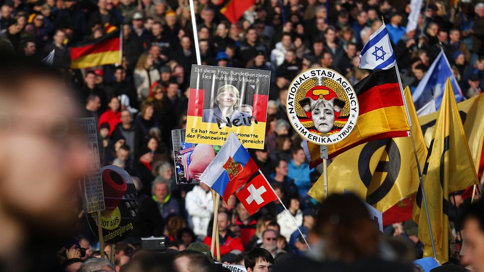 Foto: Seguidores de PEGIDA sostienen carteles contra Angela Merkel durante una manifestaciÃ³n en Dresde. (Reuters) 