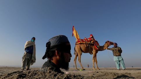 Se entierran en Pakistán durante el eclipse solar para pedir salud