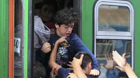 Budapest, colapsada por los refugiados: puñetazos para subirse al tren de la esperanza