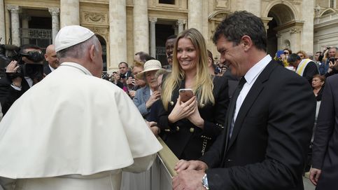 Un devoto Antonio Banderas visita al Papa Francisco junto a su novia, Nicole Kimpel
