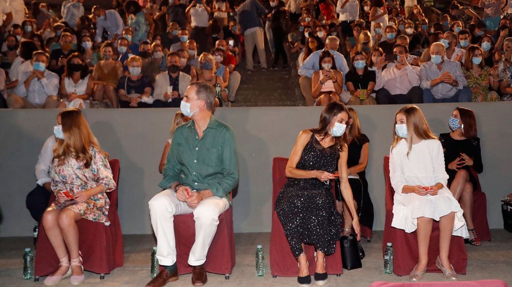 Foto: Los Reyes y sus hijas, en la inauguración del Festival Internacional de Teatro Clásico de Mérida. (EFE)