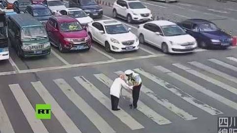 La acción más adorable que verás hoy es la de este policía chino