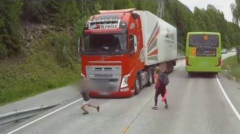Este niño se salva por centímetros de ser atropellado por un camión