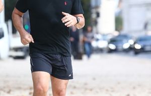 Sarkozy, un expresidente que corre por las calles de París