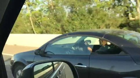 Graban a un conductor tocando la guitarra al volante en Mallorca