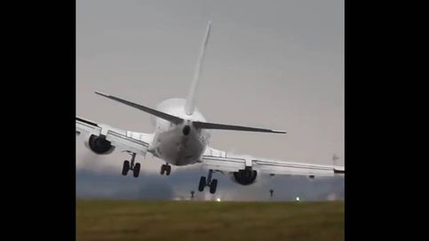 Peligroso aterrizaje en Praga por culpa del aire: un Boeing 737, a punto de tocar el suelo con el ala