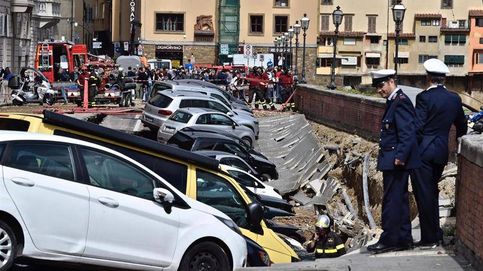 Un tremendo socavón en el Puente Viejo de Florencia engulle a 20 coches