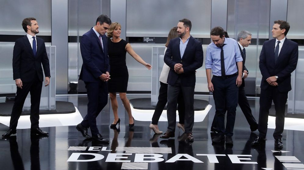 Foto: Los cinco candidatos, preparándose para la foto previa al debate. (EFE)