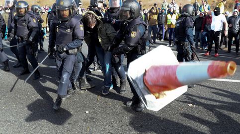 Cargas policiales y barricadas: las protestas del taxi en Barcelona y Madrid, en imágenes