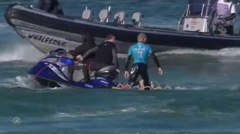 Un tiburón ataca a un surfista en plena competición