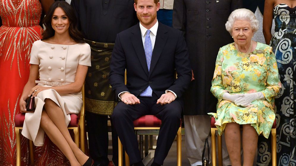 Foto: Meghan y Harry junto a Isabel II. (Reuters)