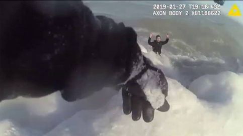 Aparatoso rescate de un hombre en un lago helado de Michigan (EEUU)