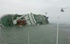Cerca de 300 desaparecidos al hundirse un ferry surcoreano