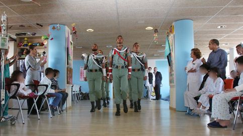 Visita de la Legión a los niños del Hospital Materno Infantil de Málaga