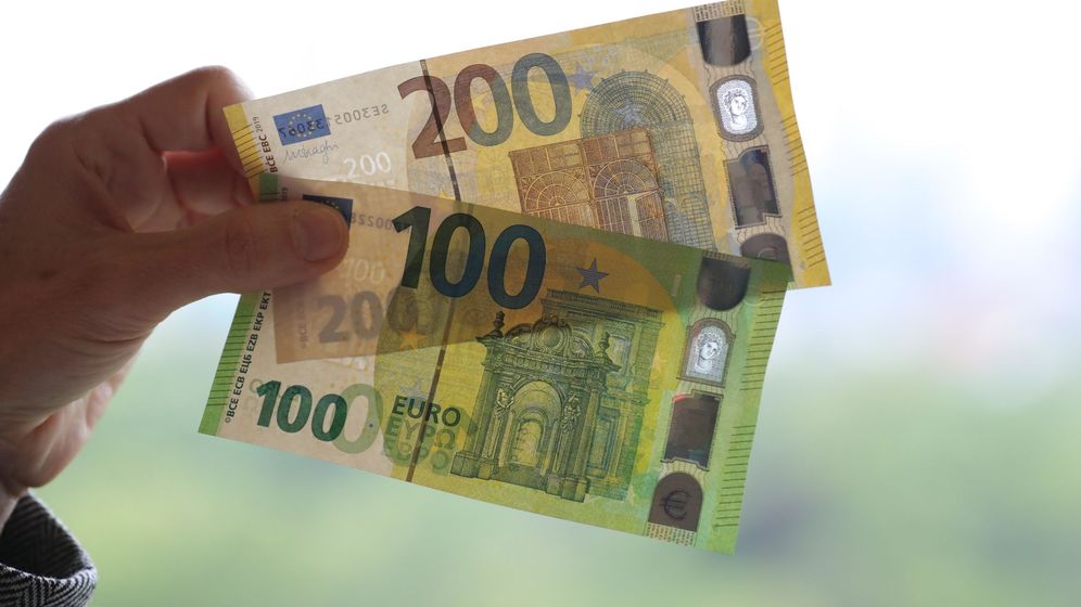 Foto: Un trabajador del Banco Federal Alemán muestra los nuevos billetes de 100 y 200 euros. (EFE)