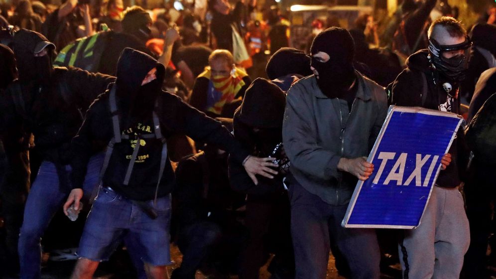 Foto: Manifestantes, durante los altercados del viernes en Barcelona. (EFE)