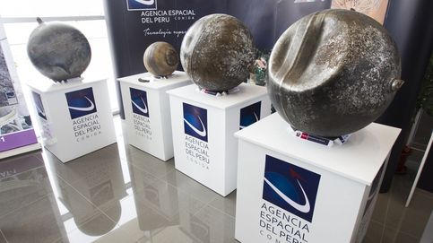 Perú muestra las esferas de metal caídas del cielo en la región sureña de Puno
