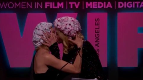 YouTube - Naomi Watts y Nicole Kidman se besan apasionadamente en una entrega de premios
