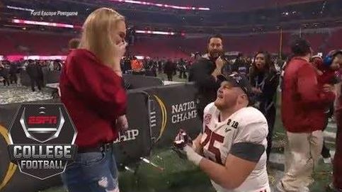 Un jugador de fútbol americano pide matrimonio a su novia tras ganar una final