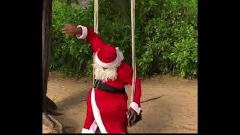 Evra se disfraza de Papá Noel para felicitar la Navidad