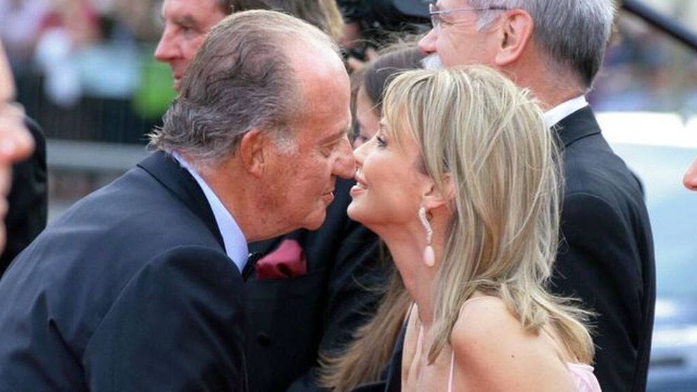 Foto: El rey Juan Carlos saluda a Corinna Larsen. (EFE)
