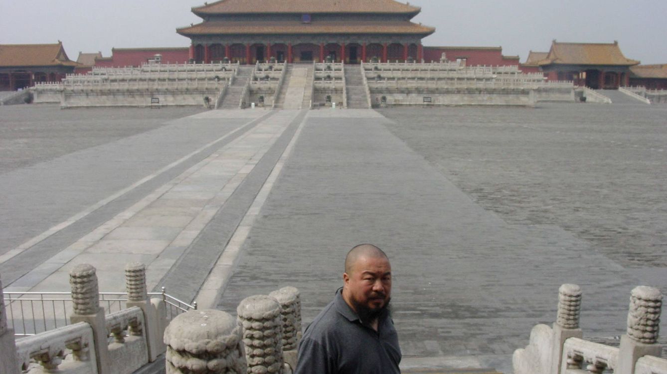 Foto: Ai Weiwei fotografiado en el Palacio de la Suprema Armonía, en el centro de la Ciudad Prohibida. 