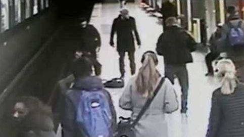 Salvan a un niño que había caído a las vías del metro de Milán