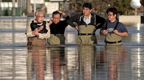 Japón planta cara al tifón Hagibis y la Dama de la Libertad toca las nubes: el día en fotos