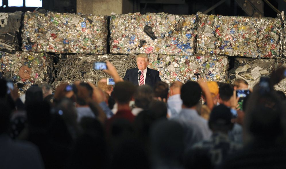 Foto: Trump durante un discurso en Alumisourse, un centro de reciclaje de metal, en Monessen, Pennsylvania. (Reuters)