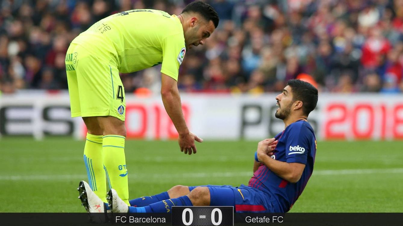 Foto: Suárez reclama desde el suelo. (Reuters) 