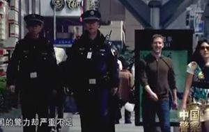 Mark Zuckerberg y su mujer, actores por un día en China