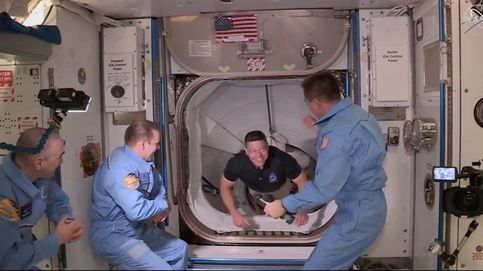 La tripulación de la Estación Espacial Internacional recibe a los astronautas de la Dragon