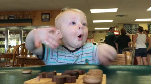 El bebé al que más le gusta comer: caras de admiración por los platos cada vez que los ve
